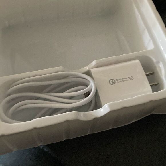 Alarm clock with wireless charging station dock LED lamp - Picture 4 of 7